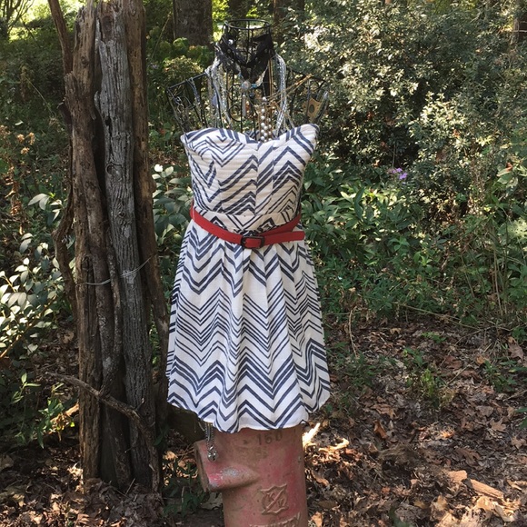 Teeze Me Strapless Chevron Ivory/Black/Red Top NWT - Picture 4 of 8